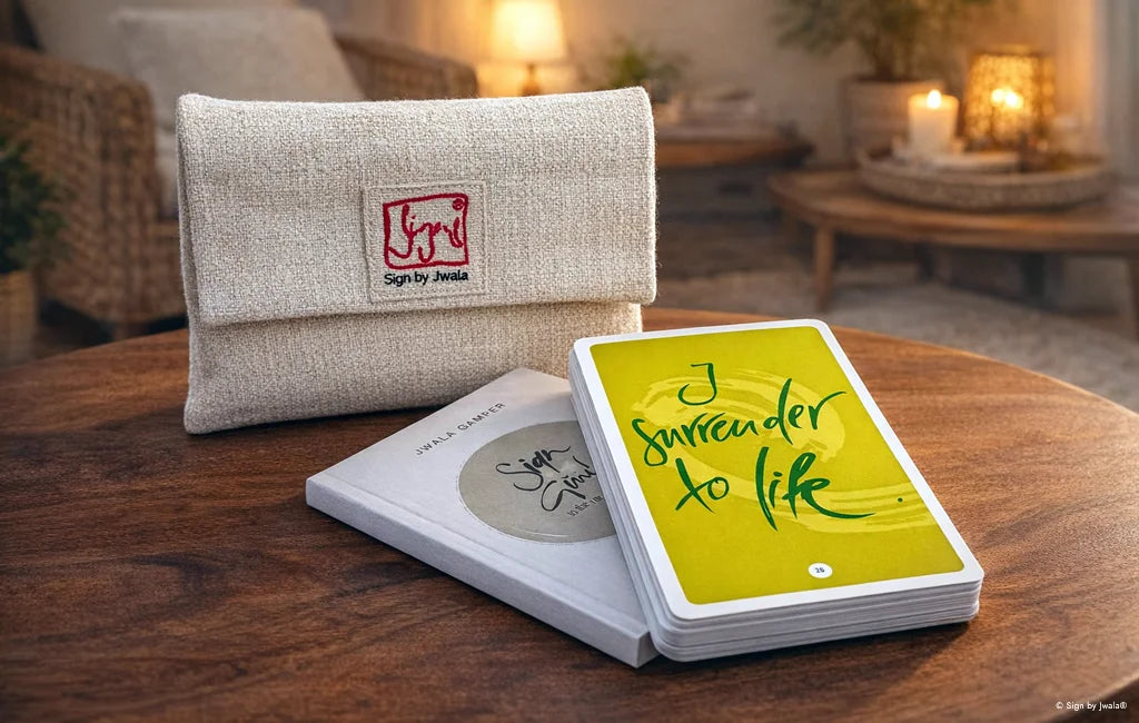 Inspirationskarten von Signs by Jwala® mit englischen Signs im hochwertigen Bauernleinen-Beutel. Links liegt das Buch SignGuide aus dem SignShop Tirol