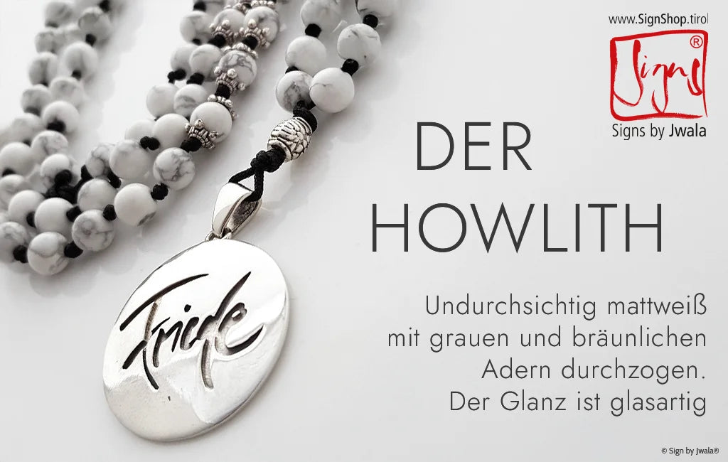 Howlith beeindruckt durch sein undurchsichtiges, mattweißes Erscheinungsbild, durchzogen von feinen grauen und bräunlichen Adern. Sein glasartiger Glanz macht ihn zu einem besonderen Glücks-Seelenstück, das für Ausgleich und innere Ruhe steht.