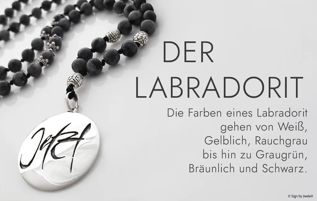 Labradorit: Weiß, gelblich, rauchgrau, graugrün, bräunlich, schwarz – meist graugrün/rauchgrau, mit glasigem Glanz.