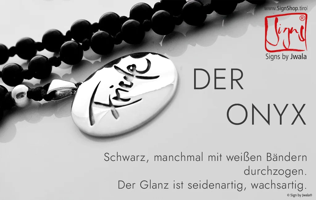 Der ONYX, der für die handgemachten Mala oder Halsketten verwendet wird, hat folgende Eigenschaft: Schwarz, teils mit weißen Bändern, seiden- bis wachsartiger Glanz – ein Stein voller Tiefe und Eleganz.