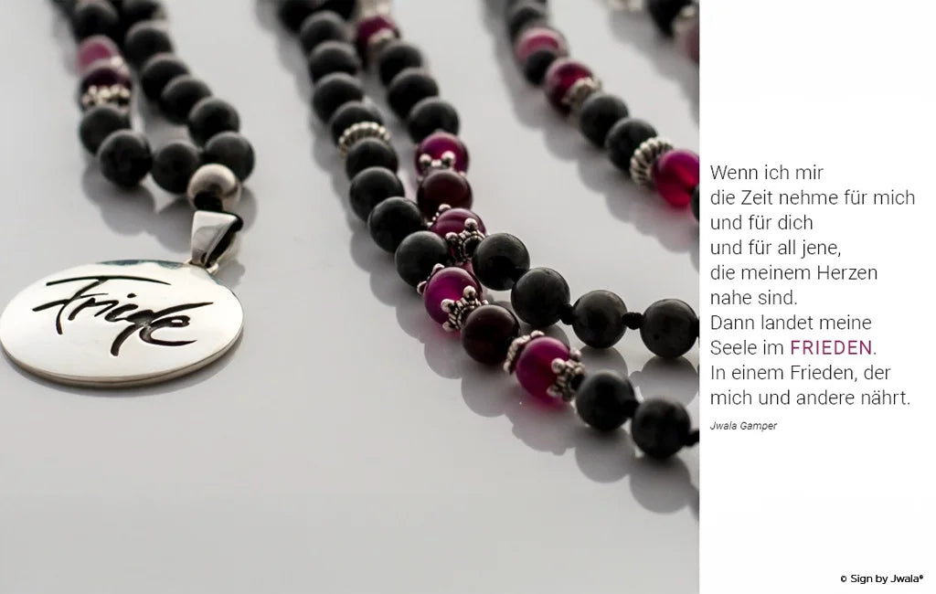 Malas mit der Botschaft „Friede“ und verschiedenen Edelsteinen aus dem Onlineshop SignShop Tirol – handgefertigter, spiritueller Schmuck für Achtsamkeit und innere Ruhe.