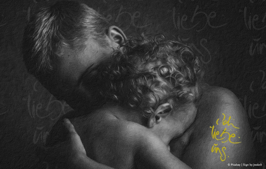 Frau mit Kind im Arm, auf dem Arm der Frau steht die Botschaft „ich liebe uns“ – aus dem Onlineshop SignShop Tirol, Symbol für Liebe, Geborgenheit und Verbundenheit.