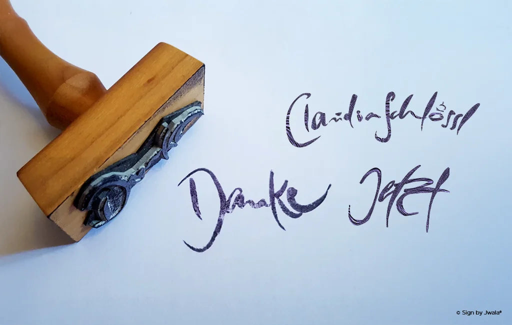 Holzstempel mit dem Sign von Jwala und inspirierenden Botschaften wie „Danke“, die Ferienwohnung ClaudiaSchlössl in Kramsach Tirol und „Jetzt“.
