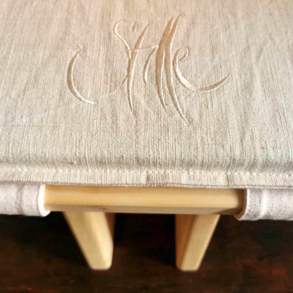 Zirbenholz-Meditationshocker "Stille"