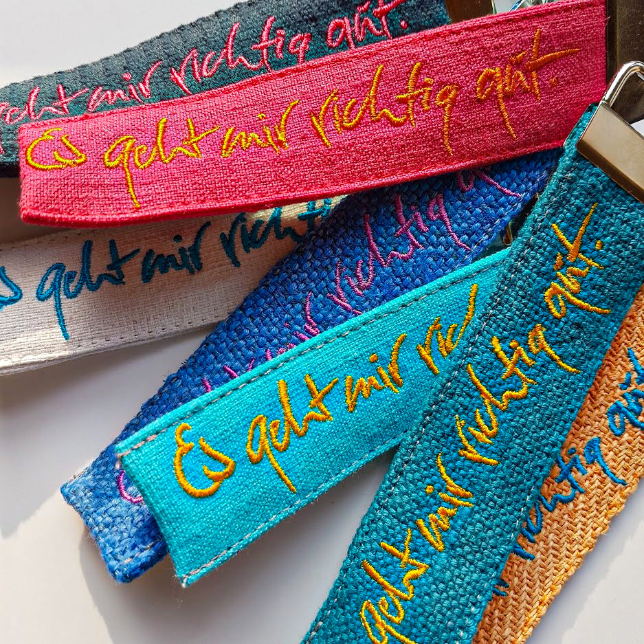 Anhänger "Es geht mir richtig gut" Bauernleinen (Zufallsfarbe)