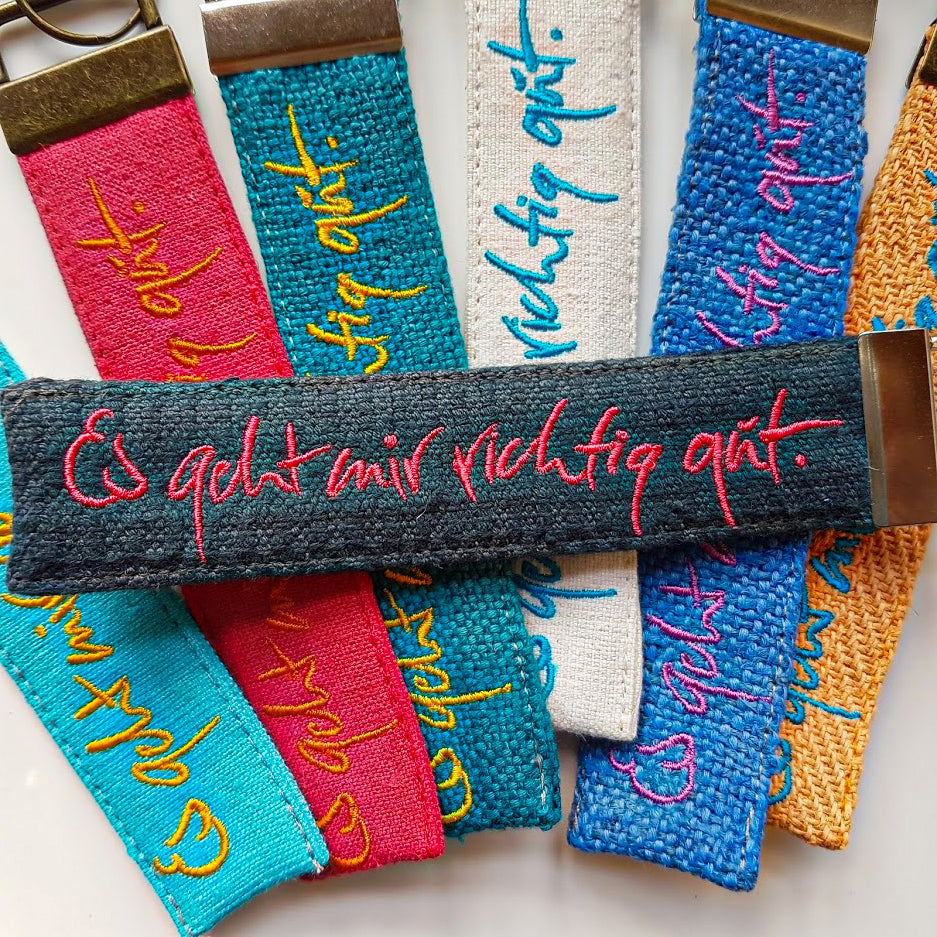 Anhänger "Es geht mir richtig gut" Bauernleinen (Zufallsfarbe)