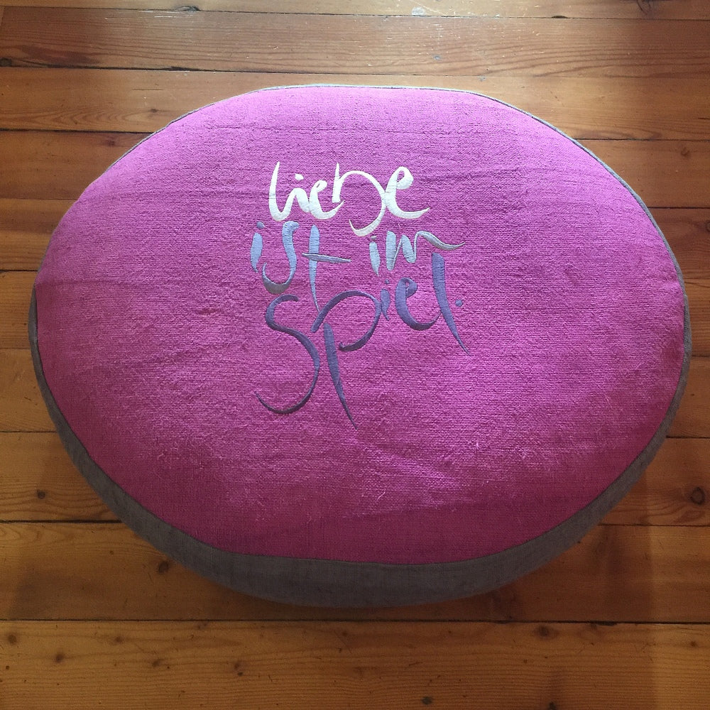 Bodenkissen "Liebe ist im Spiel"