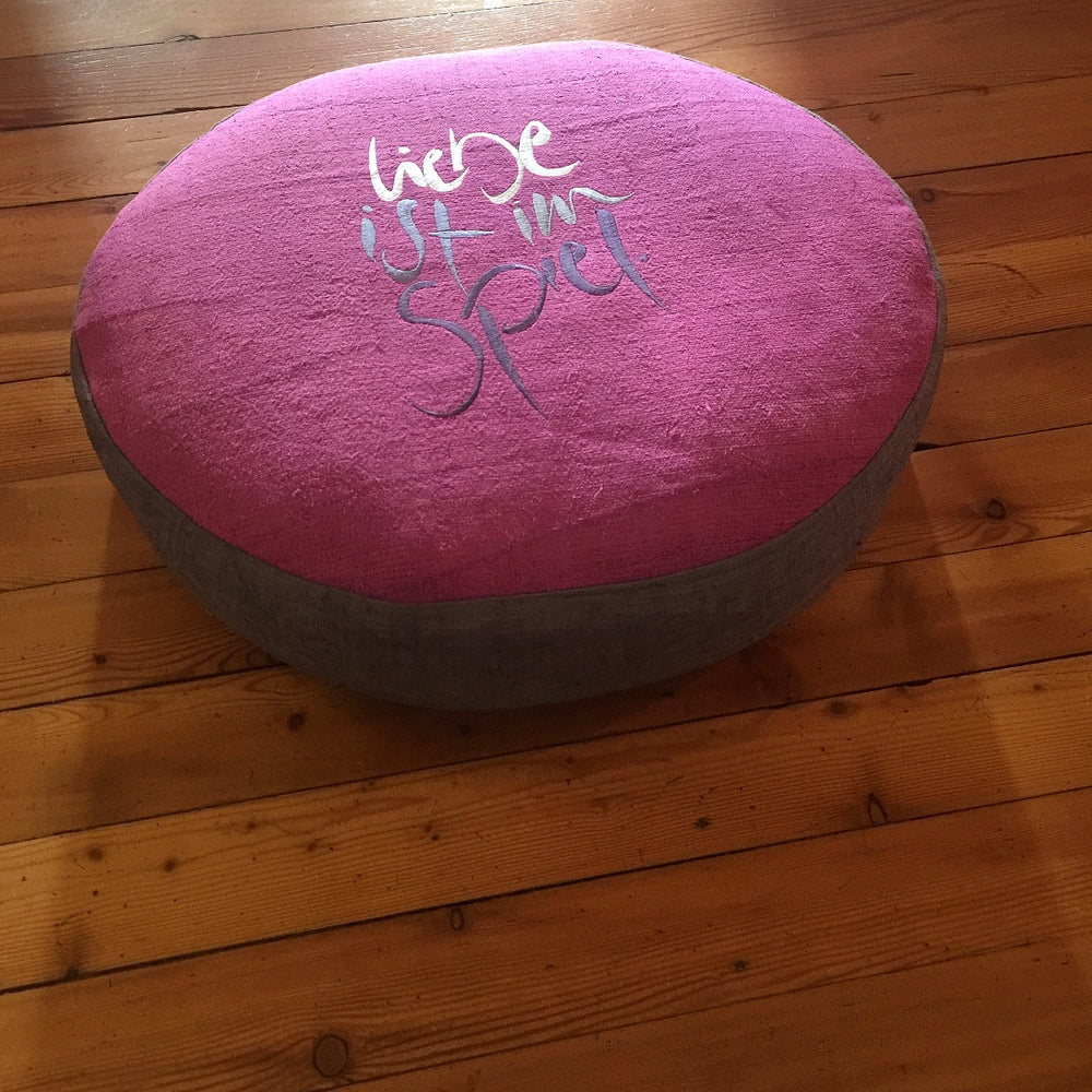 Bodenkissen "Liebe ist im Spiel"