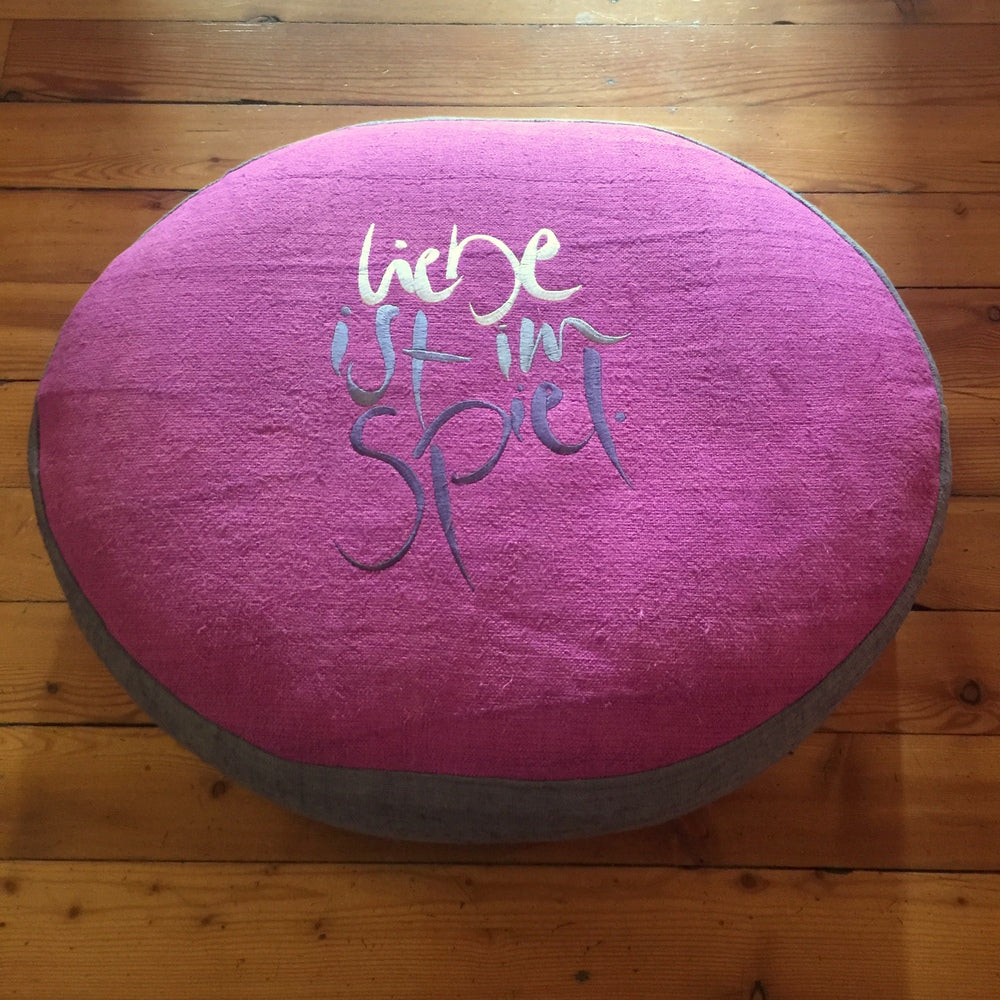 Bodenkissen "Liebe ist im Spiel"