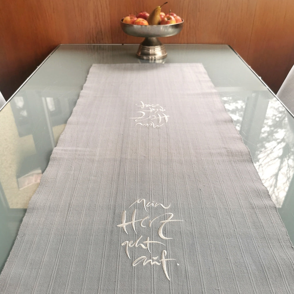 Tischläufer "Mein Herz geht auf" Grau