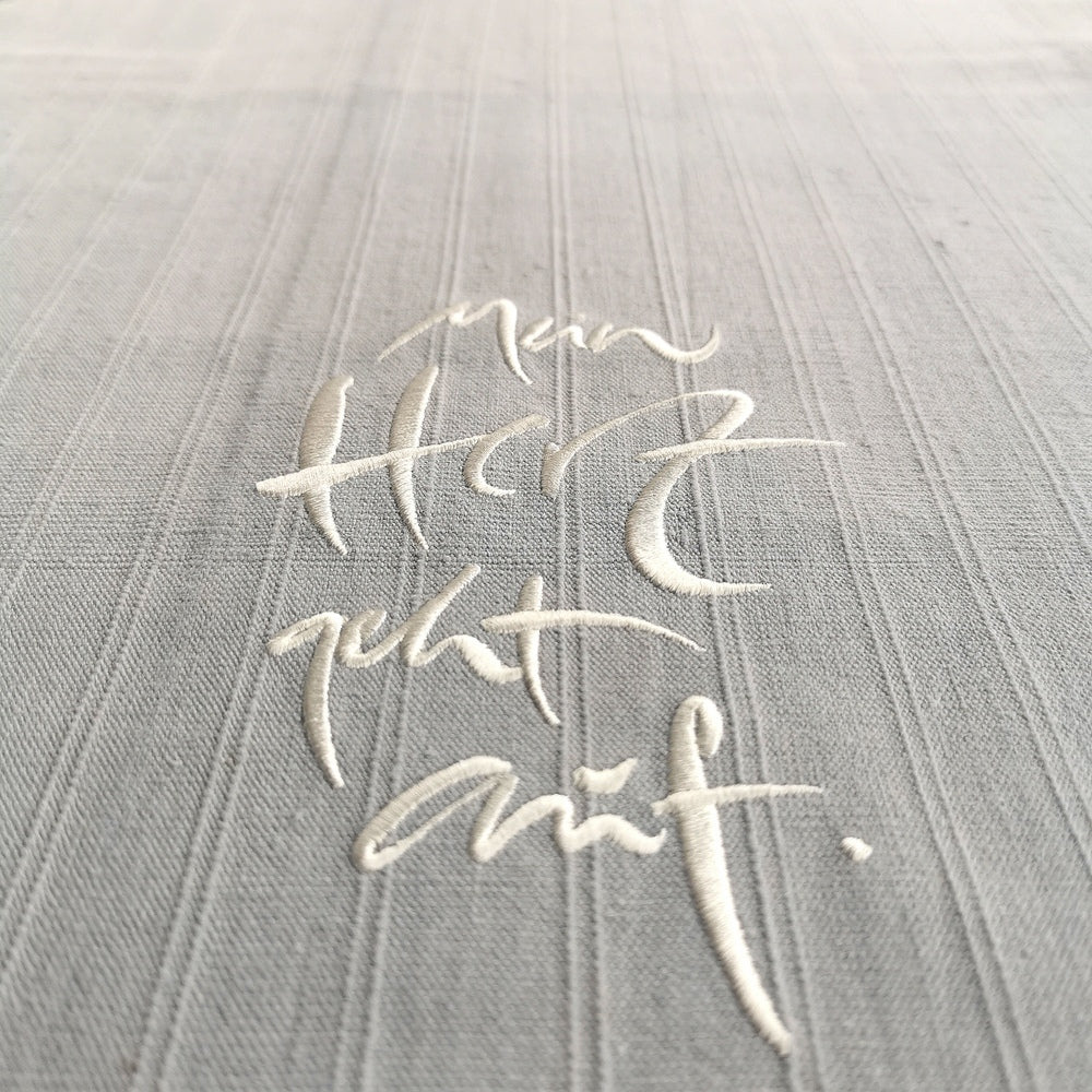 Tischläufer "Mein Herz geht auf" Grau