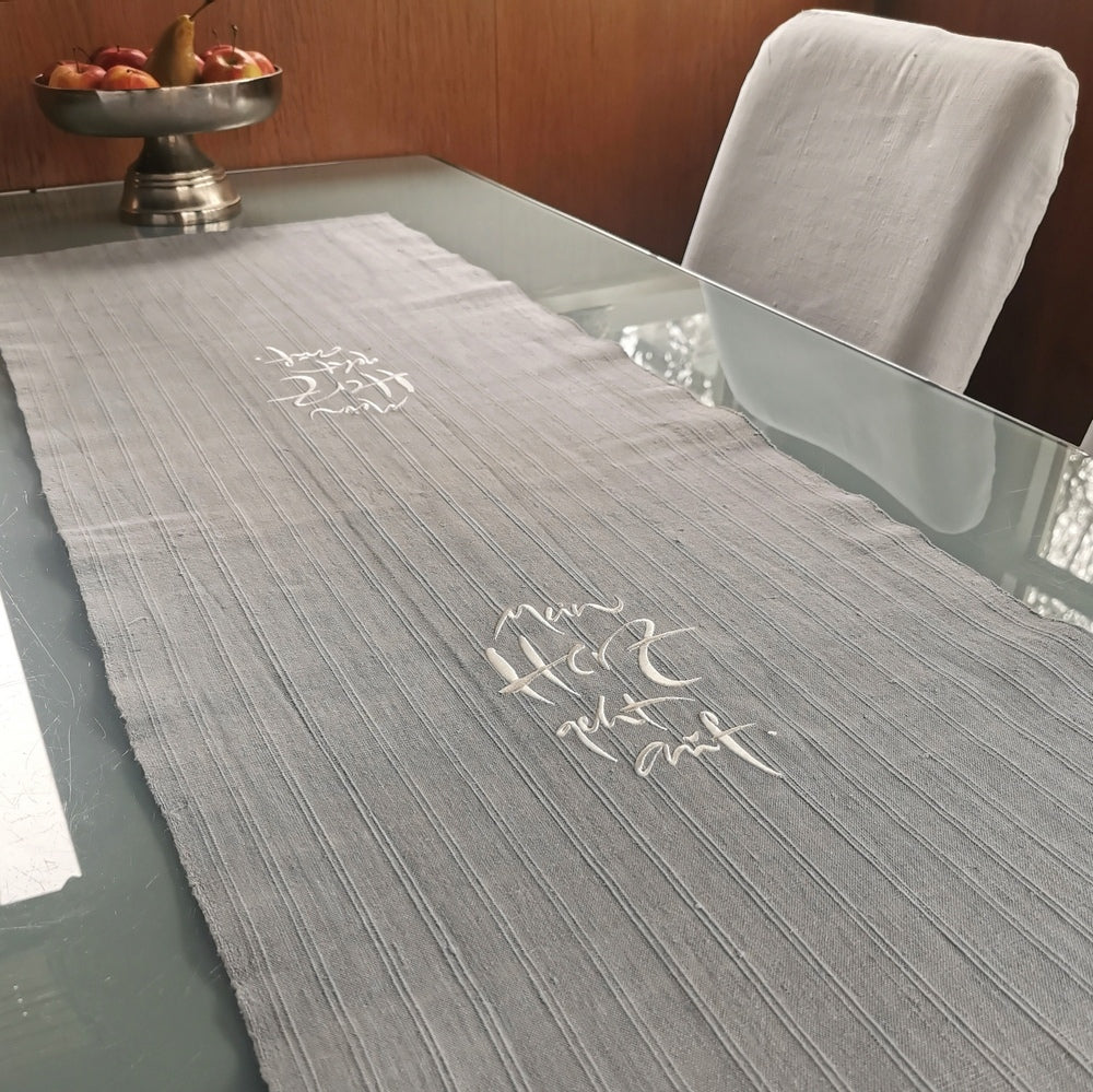 Tischläufer "Mein Herz geht auf" Grau