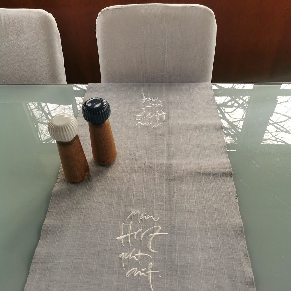 Tischläufer "Mein Herz geht auf" Grau