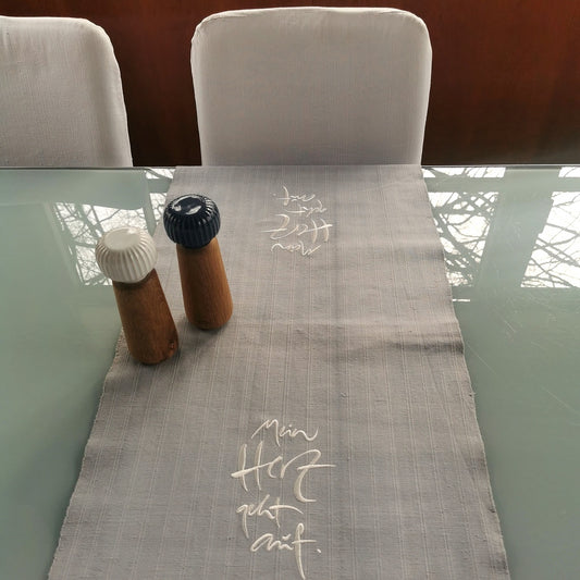 Tischläufer "Mein Herz geht auf" Grau