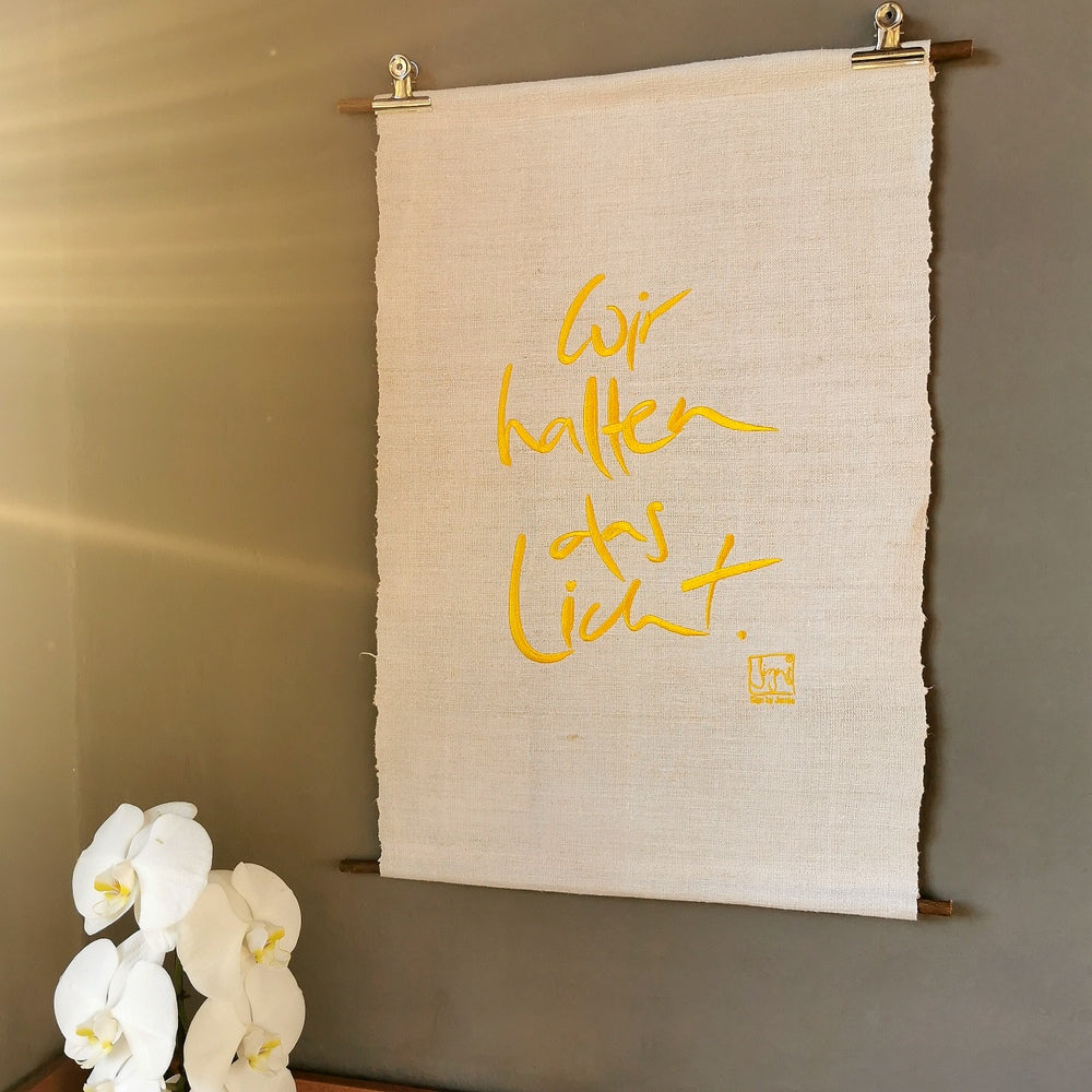 Haussegen "Wir halten das Licht"