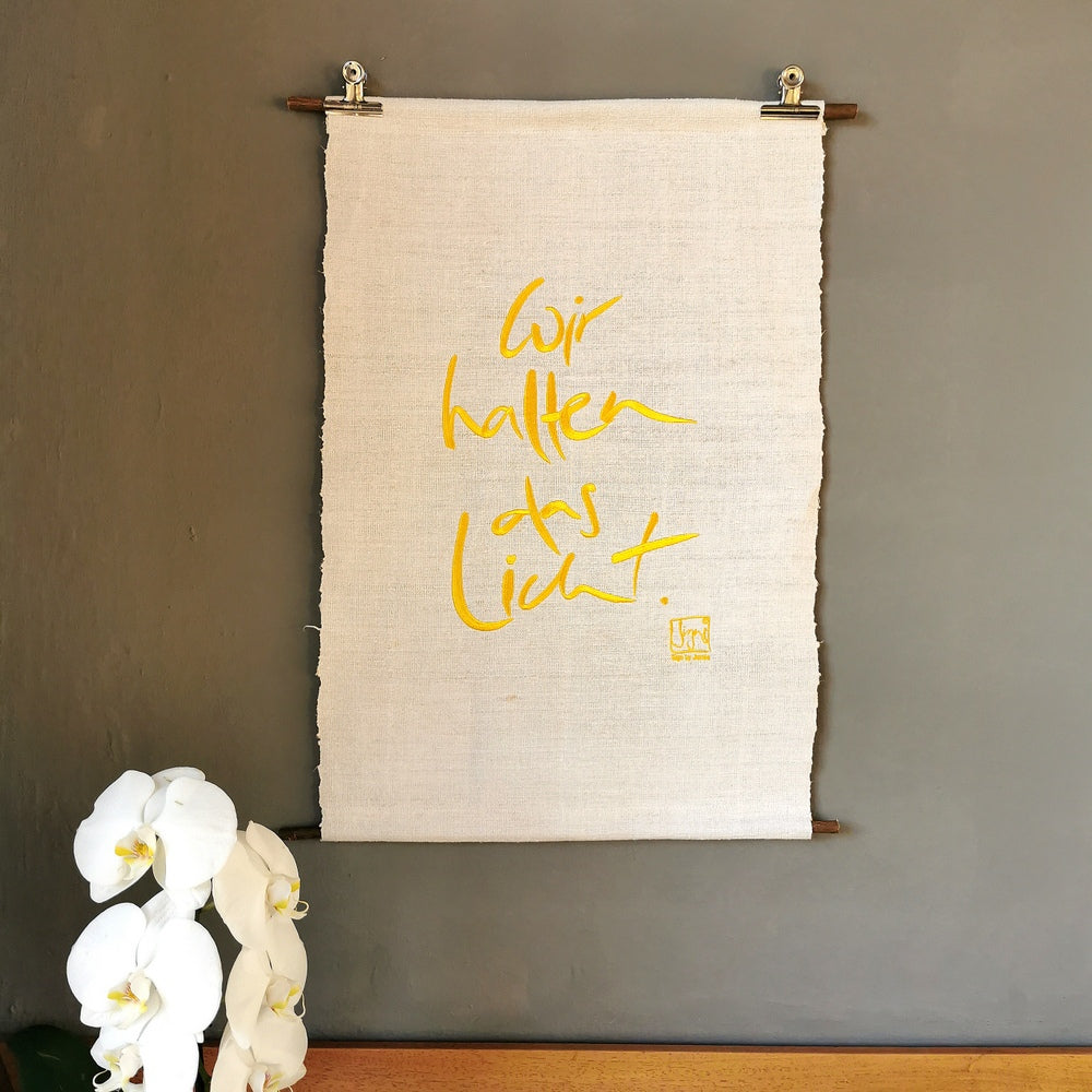 Haussegen "Wir halten das Licht"