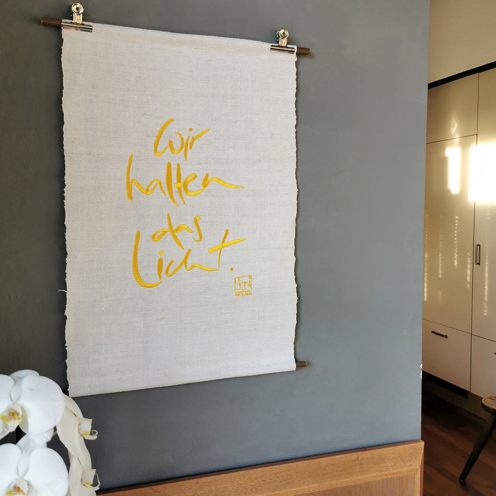 Haussegen "Wir halten das Licht"