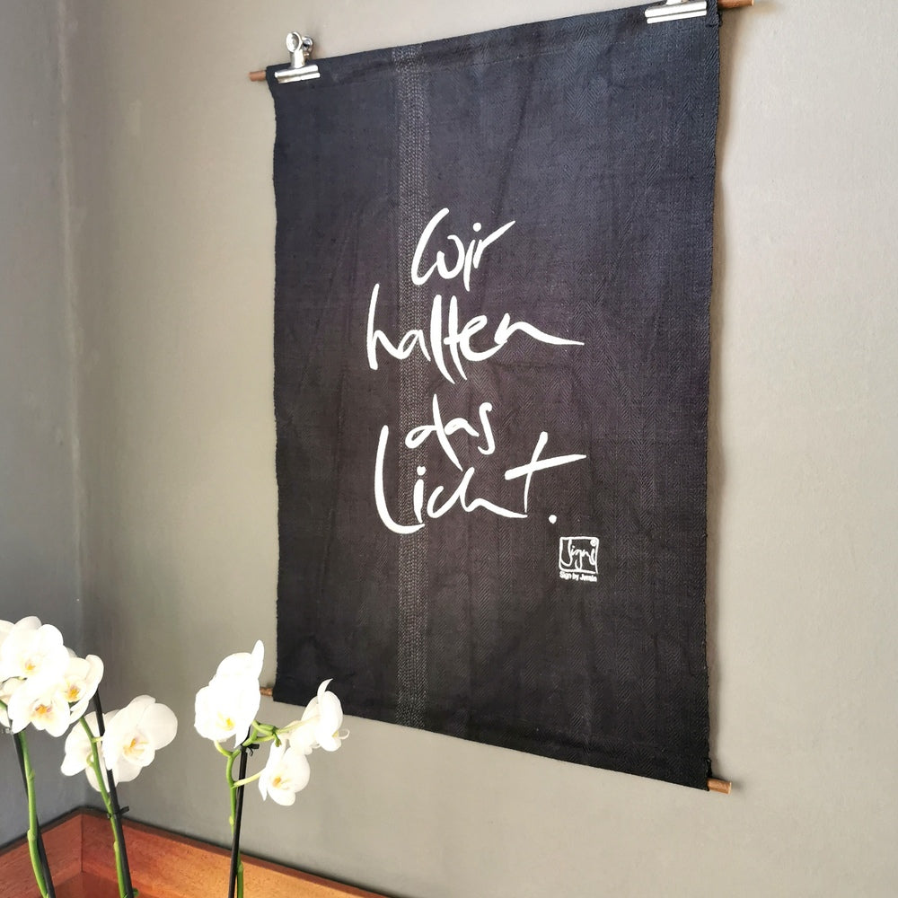 Haussegen "Wir halten das Licht"