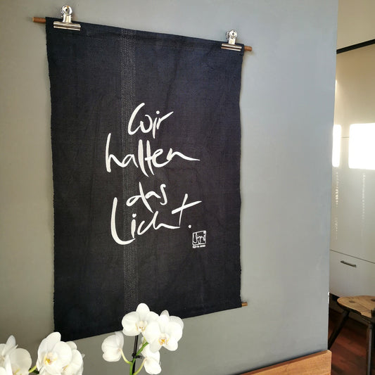 Haussegen "Wir halten das Licht"