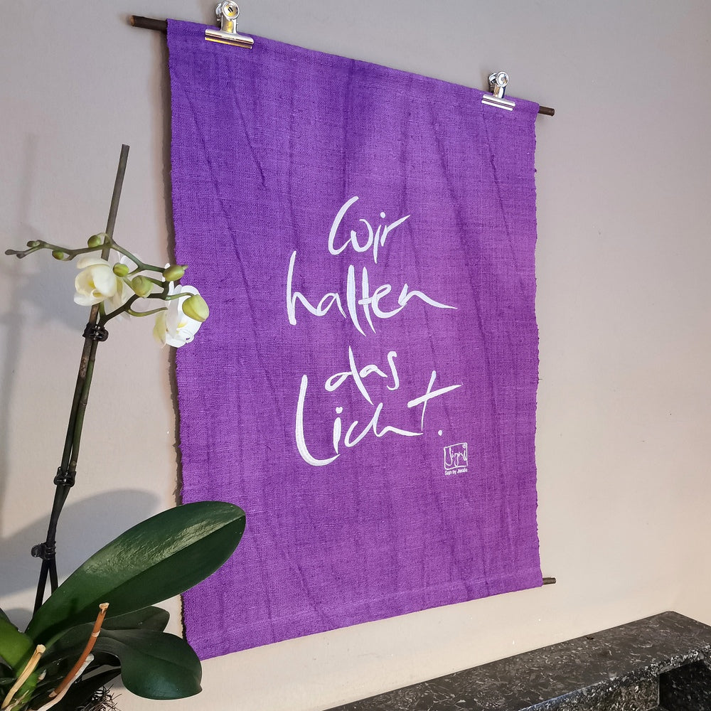 Haussegen "Wir halten das Licht"