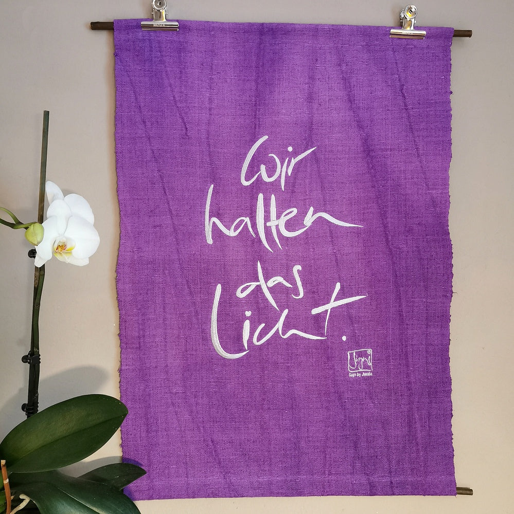 Haussegen "Wir halten das Licht"