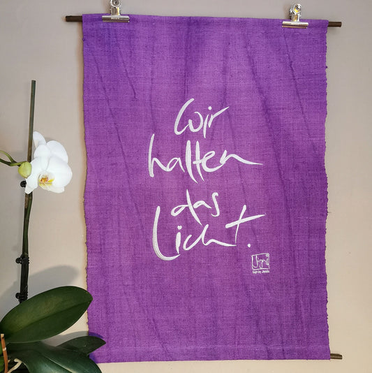 Haussegen "Wir halten das Licht"