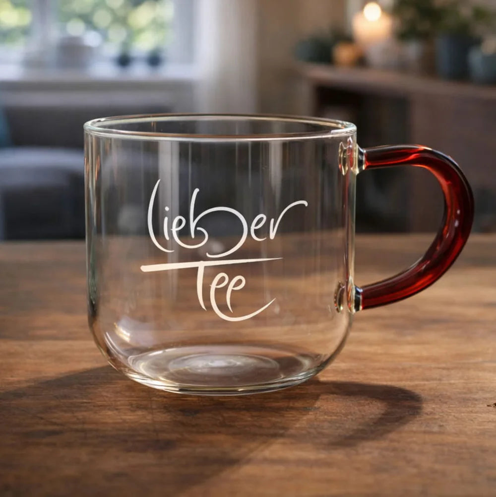 Teetasse mit spirituellem Spruch „Lieber Tee“ aus dem SignShop Tirol – liebevoll gestaltet, lädt zum Innehalten und Genießen ein.