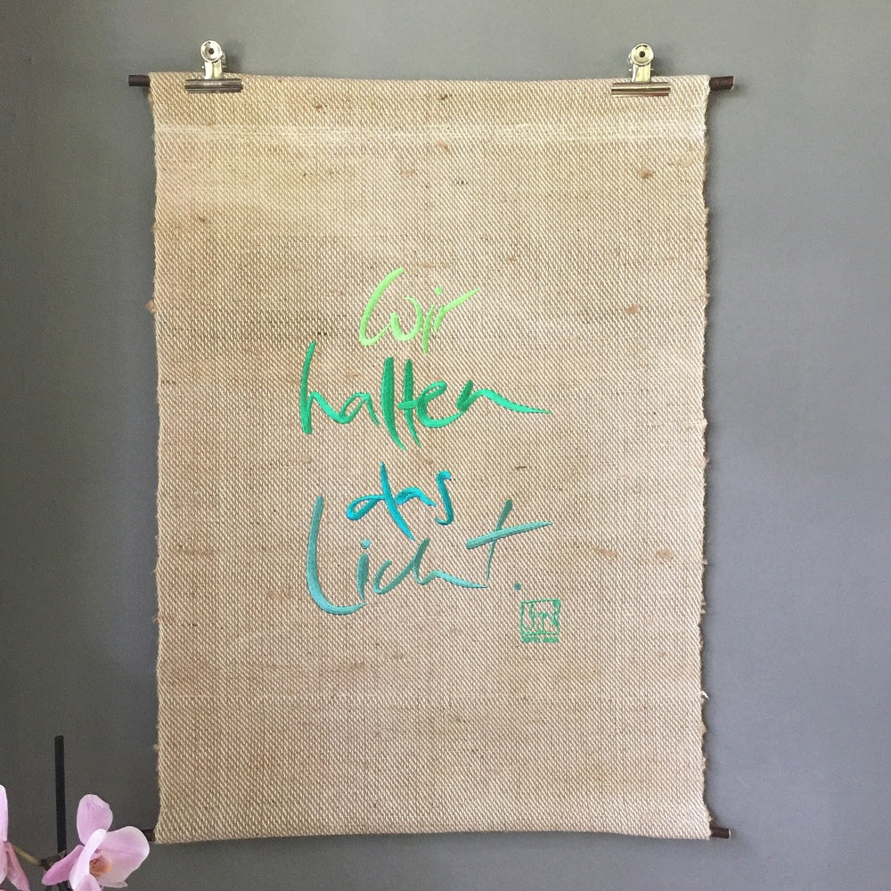 Haussegen "Wir halten das Licht"