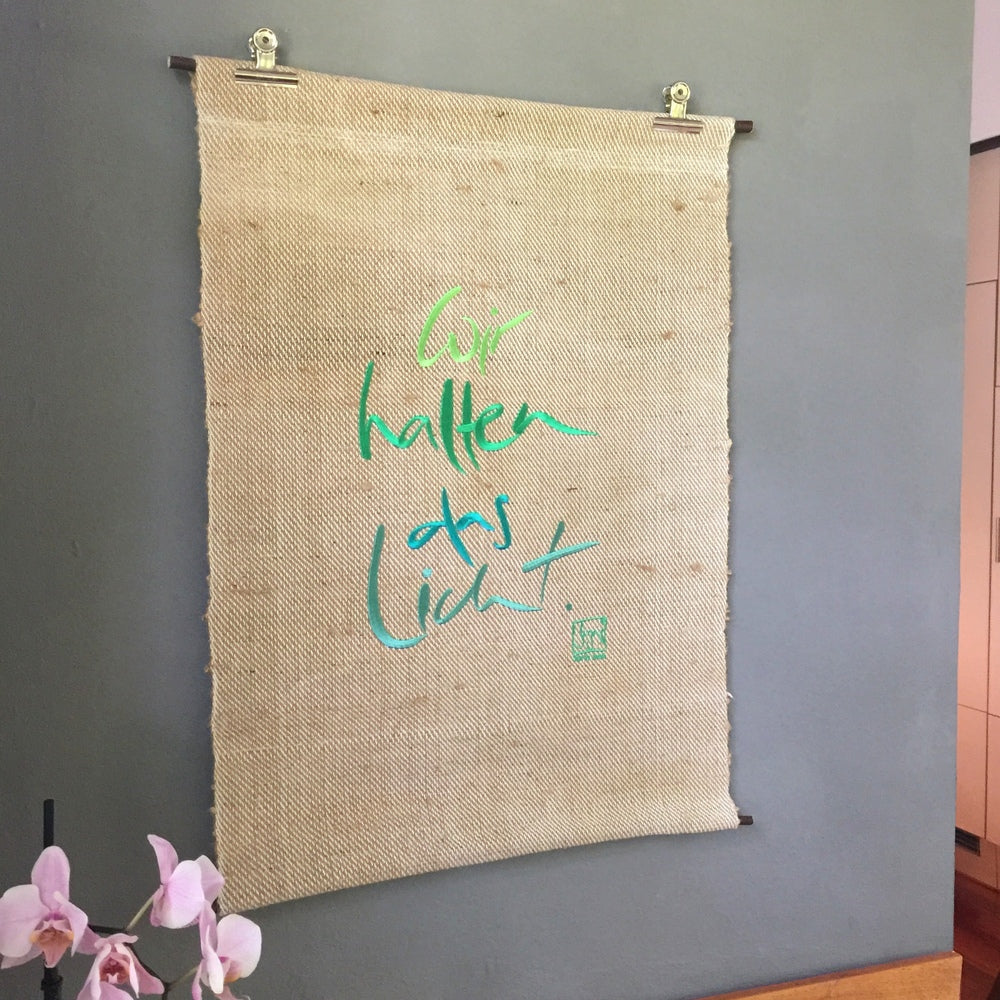 Haussegen "Wir halten das Licht"