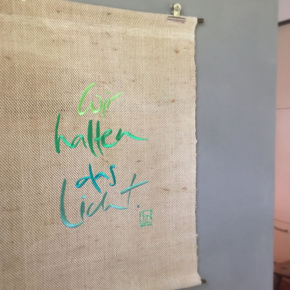 Haussegen "Wir halten das Licht"