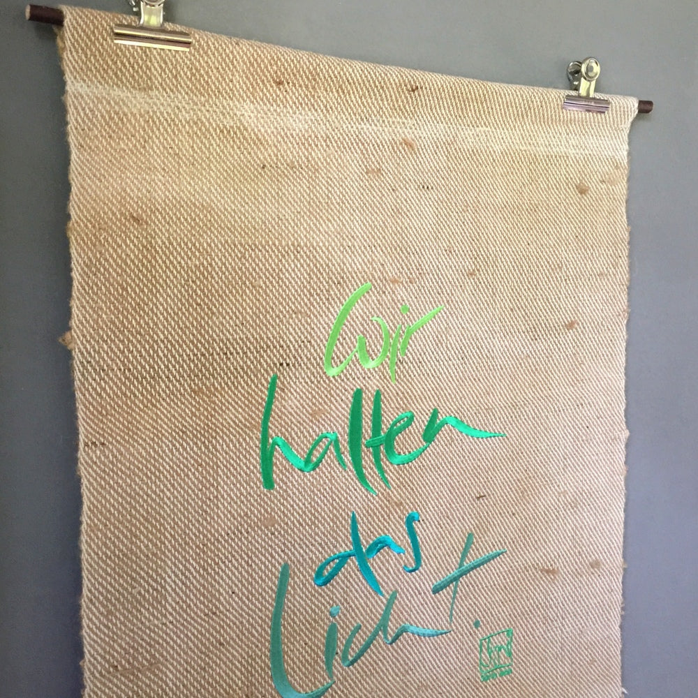 Haussegen "Wir halten das Licht"