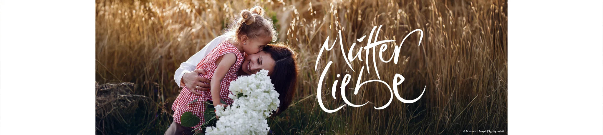 Mutter mit Mädchen in der Wiese, daneben die Jwala® Botschaft „Mutterliebe“ – aus dem Onlineshop SignShop Tirol.
