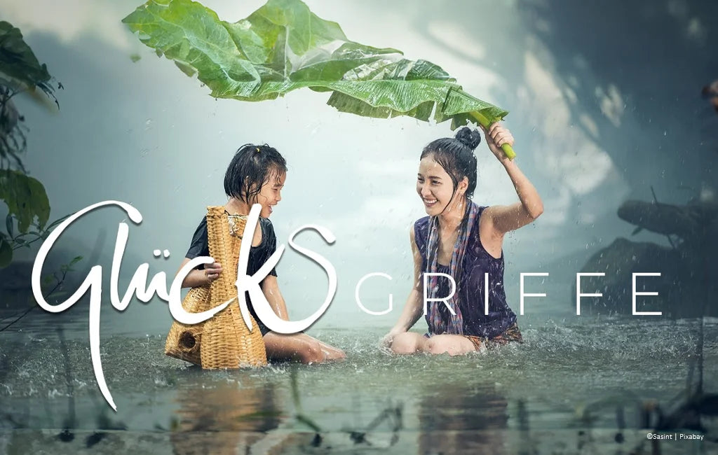 Das Bild zeigt eine Mutter mit Kind im Wasser.