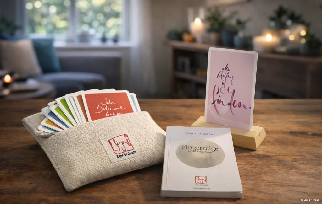 Spirituelle Orakelkarten im Bauernleinen-Beutel, vorne das Buch „Fingerzeige“ von Jwala Gamper dahinter ein Holzständer mit Orakelkarte.