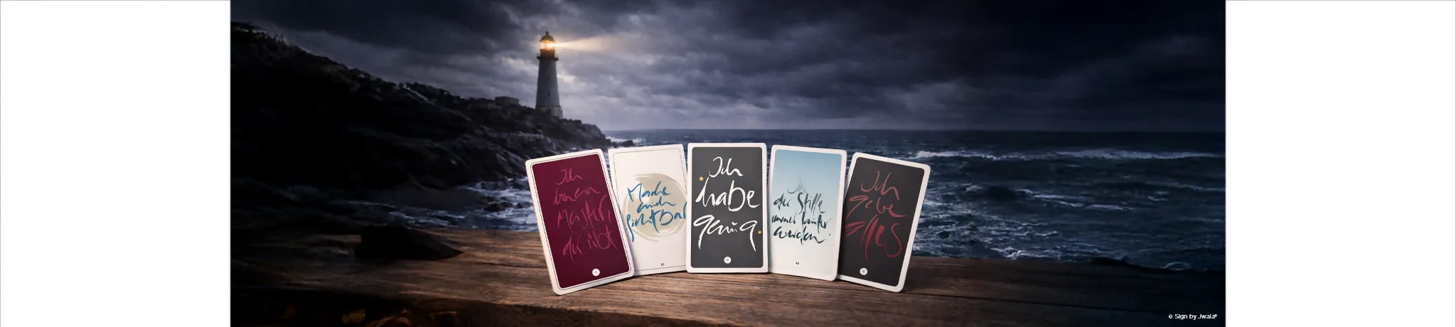 Inspirationskarte von Signs by Jwala® mit einem liebevoll gestalteten Leuchtturm-Motiv. Der Leuchtturm steht auf einem Felsen, strahlt warmes Licht aus und symbolisiert Klarheit und Lebensfreude. 