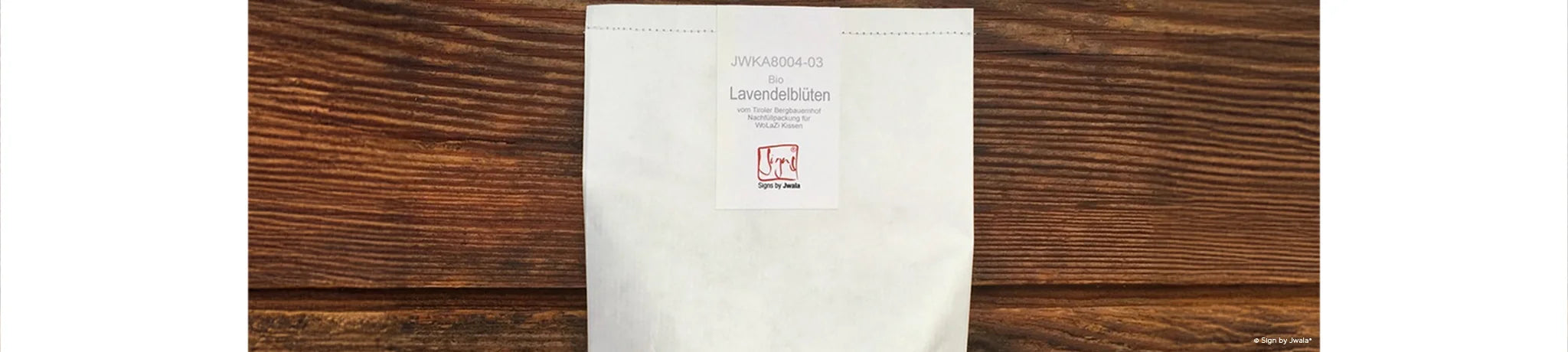 Das Bild zeigt eine Tüte mit Bio-Lavendelblüten aus dem Onlineshop SignShop Tirol. Die Verpackung ist liebevoll gestaltet und die Lavendelblüten verströmen einen natürlichen, beruhigenden Duft – ideal für kleine Wohlfühlmomente.