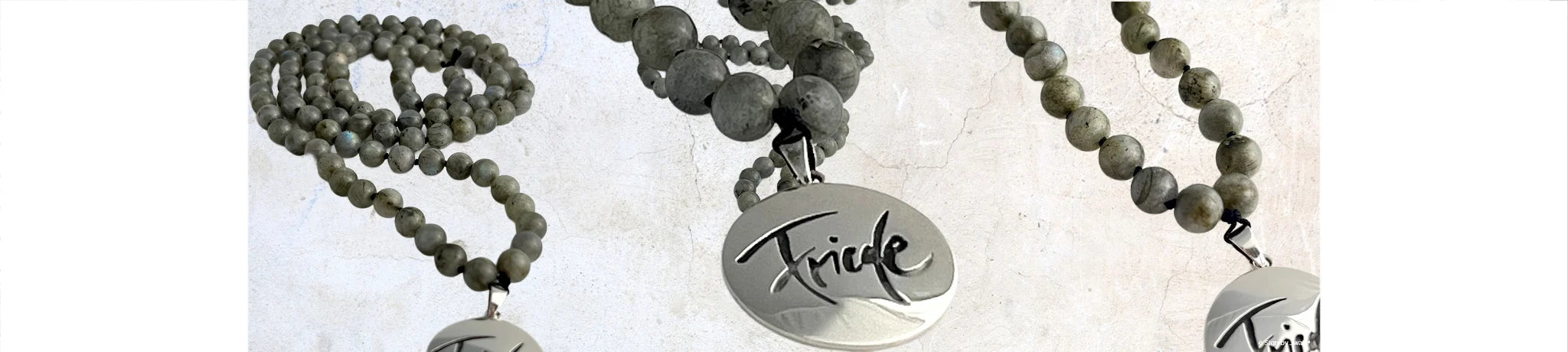 Malas für Männer aus dem Onlineshop SignShop Tirol – handgefertigte Gebetsketten für Männer, mit kraftvollen Symbolen und inspirierenden Botschaften, stilvoll und einzigartig, ideal für Achtsamkeit, Meditation und als besonderes Geschenk.