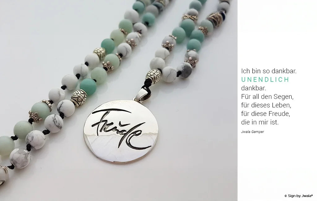 Freude-Malas aus dem Onlineshop SignShop Tirol – handgefertigte Mala-Ketten mit der Botschaft „Freude“, inspirierender Schmuck, Achtsamkeit, Meditation, farbenfrohe Edelsteine, spirituelle Begleiter, Tiroler Handwerkskunst, Geschenkidee
