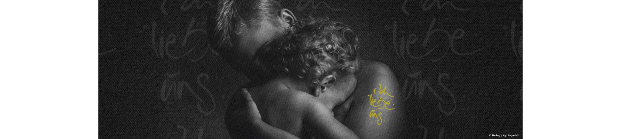 Frau mit Kind im Arm, auf dem Arm der Frau steht die Botschaft „ich liebe uns“ – aus dem Onlineshop SignShop Tirol, Symbol für Liebe, Geborgenheit und Verbundenheit.