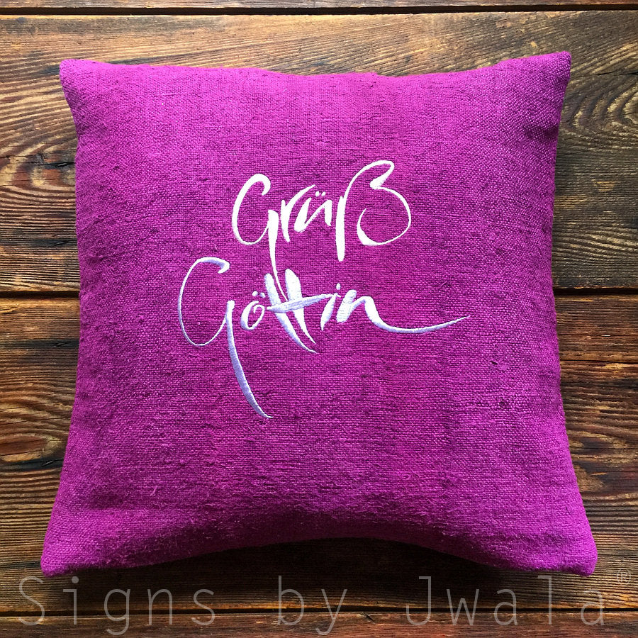 Bauernleinen Zirbenkissen "Grüß Göttin" Brombeer