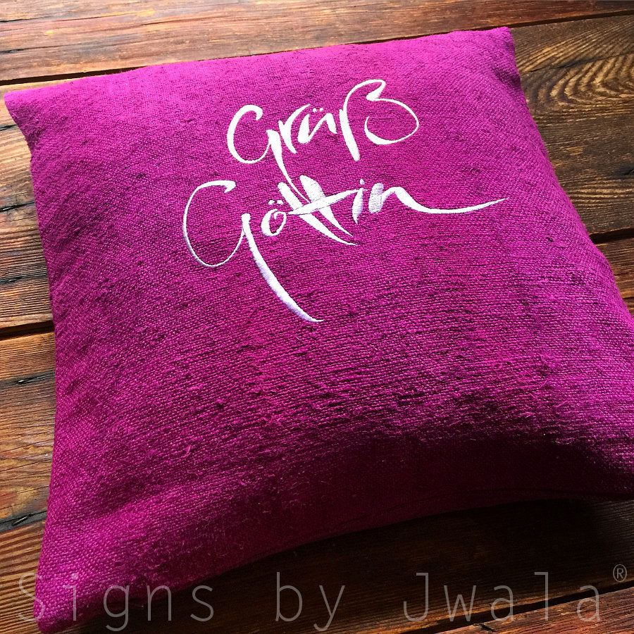 Bauernleinen Zirbenkissen "Grüß Göttin" Brombeer