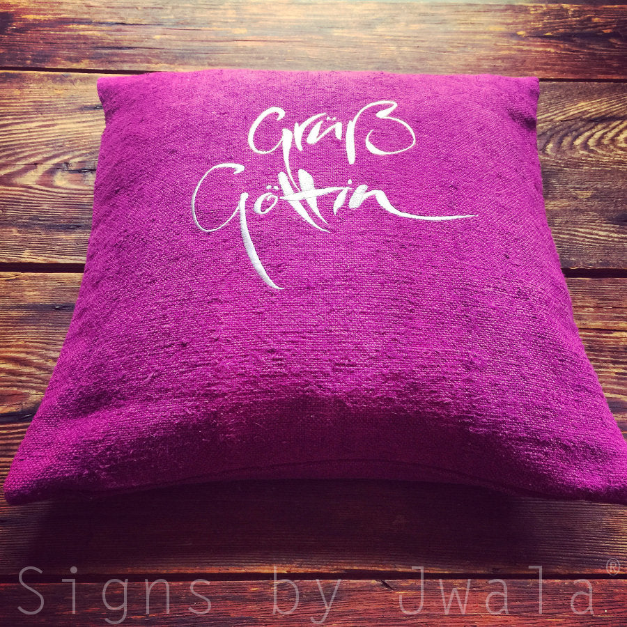 Bauernleinen Zirbenkissen "Grüß Göttin" Brombeer