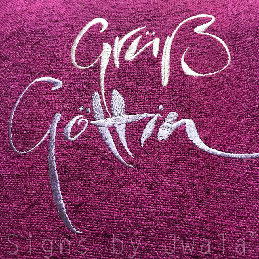 Bauernleinen Zirbenkissen "Grüß Göttin" Brombeer