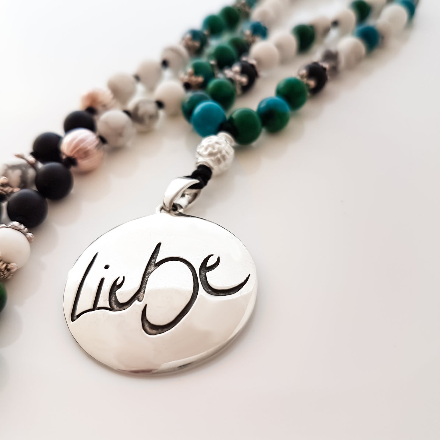 Liebe-Mala (Howlith/Onyx/Chrysokoll)