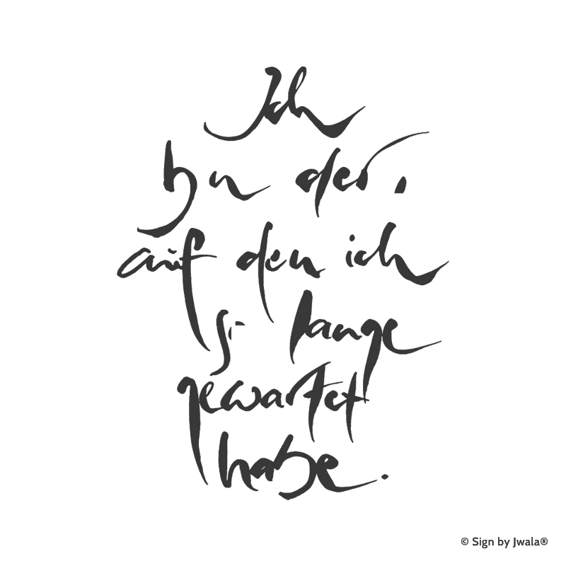 Die Botschaft „Ich bin der auf den ich solange gewartet habe“ wird auf Kissen, Kerzen mit Botschaft, Grußkarten, Impulskarten, Wanddeko, Taschen, Sitzkissen, Malas mit Halbedelsteinen und Riedel Gläsern aus dem Onlineshop SignShop Tirol angebracht und entfaltet dort ihre spirituelle Wirkung. Mit SignShop Tirol Logo und Copyright von Jwala®.