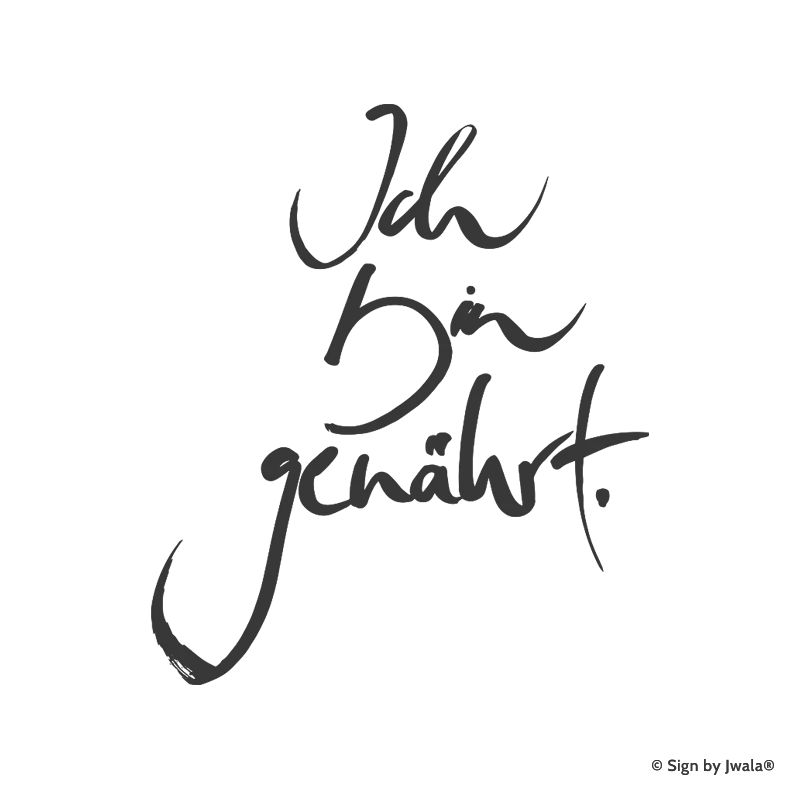 Die Botschaft „Ich bin genährt“ wird auf Kissen, Kerzen, Karten, Orakelkarten, Wanddekoration, Sitzkissen, Malas mit Halbedelsteinen und Gläsern aus dem SignShop Tirol angebracht und entfaltet dort ihre spirituelle Wirkung. Mit SignShop Tirol Logo und Copyright von Jwala®.