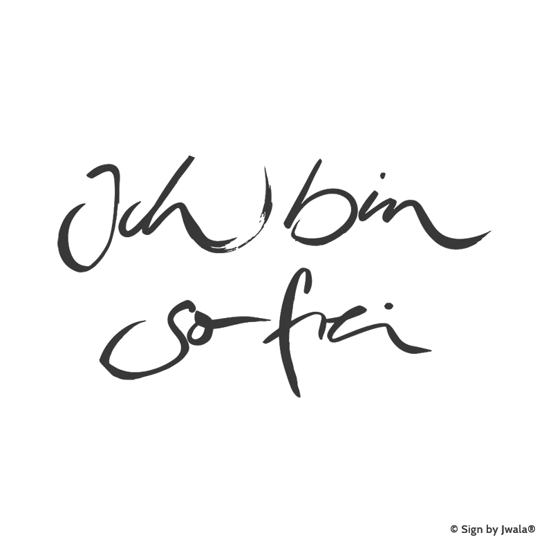 Die Botschaft „Ich bin so frei“ wird auf Kissen, veganen Kerzen, Grußkarten, Impulskarten, Wanddeko, Taschen, Sitzkissen, Malas mit Halbedelsteinen und Riedel Gläsern aus dem Onlineshop SignShop Tirol angebracht und entfaltet dort ihre spirituelle Wirkung. Mit SignShop Tirol Logo und Copyright von Jwala®.