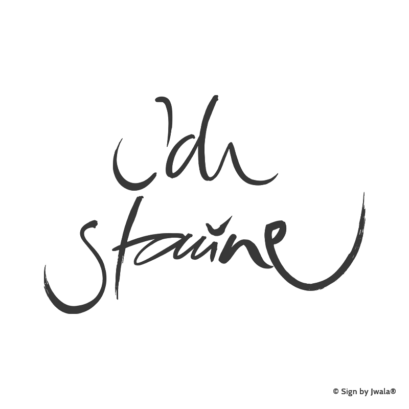 Die Botschaft „Ich staune“ wird auf Kissen, veganen Kerzen, Grußkarten, Impulskarten, Wanddekoration, Taschen, Sitzkissen, Malas mit Halbedelsteinen und Riedel Gläsern aus dem Onlineshop SignShop Tirol angebracht und entfaltet dort ihre spirituelle Wirkung. Mit SignShop Tirol Logo und Copyright von Jwala®.