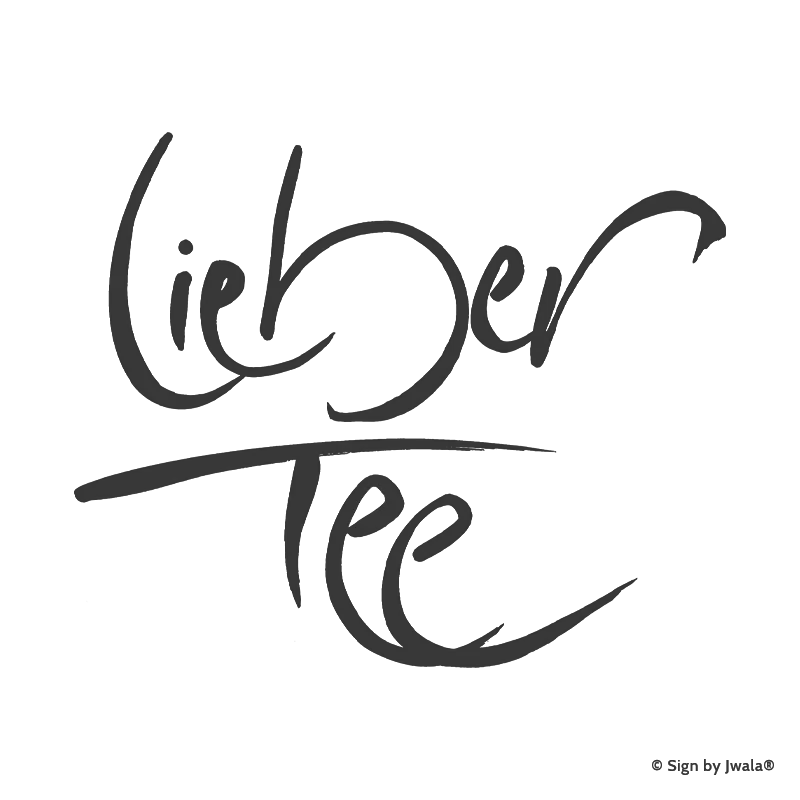 Die Botschaft „Lieber Tee“ wird auf Kissen, veganen Kerzen, Grußkarten, Impulskarten, Wanddeko, Taschen, Sitzkissen, Malas mit Halbedelsteinen und Riedel Gläsern aus dem Onlineshop SignShop Tirol angebracht und entfaltet dort ihre spirituelle Wirkung. Mit SignShop Tirol Logo und Copyright von Jwala®.