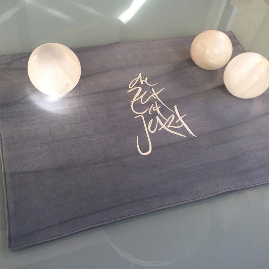 1 Tischset "die Zeit ist Jetzt" Grau